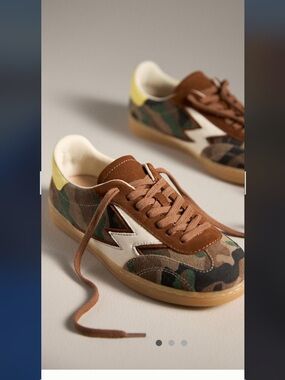 Woman Camo Low-Top Sneakers with Brown Accents